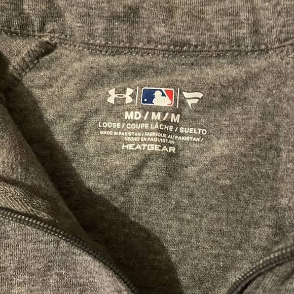 Under Armour Long Sleeve Grey Shirt. Cincinnati Reds Theme. Size Medium. - Picture 3 of 5